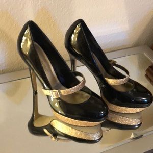 Shoe dazzle Size 8 gold and black high heel